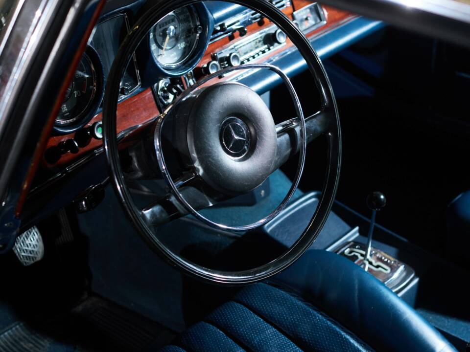 Image 17/91 of Mercedes-Benz 280 SE (1970)