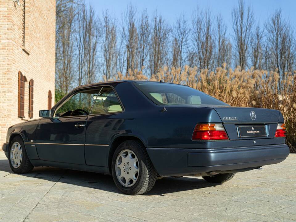 Afbeelding 6/50 van Mercedes-Benz 200 CE (1992)