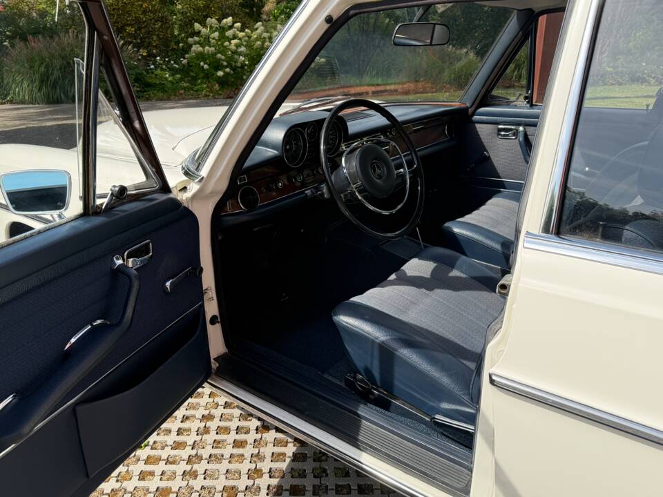 Image 19/54 de Mercedes-Benz 280 SE 3,5 (1970)