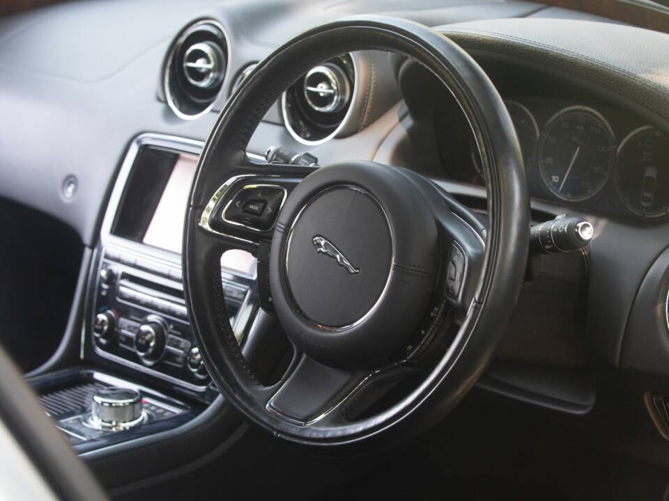 Image 39/50 of Jaguar XJ 5.0 (2011)