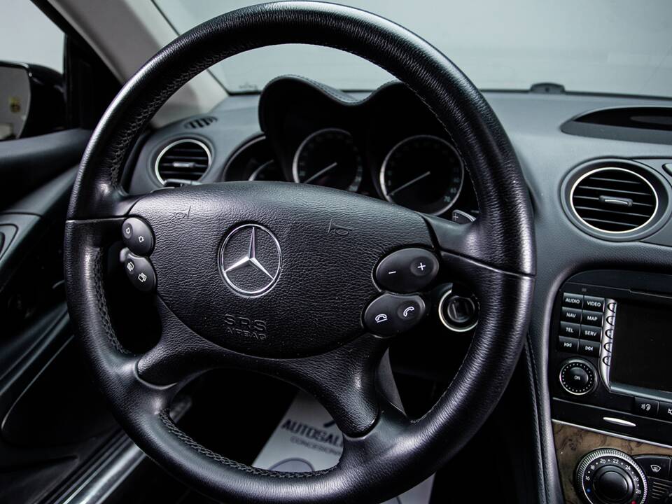 Image 23/36 of Mercedes-Benz SL 500 (2006)