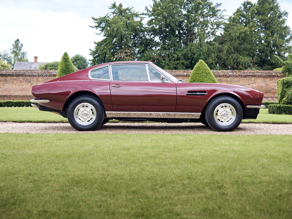 Image 3/25 of Aston Martin DBS V8 (1971)