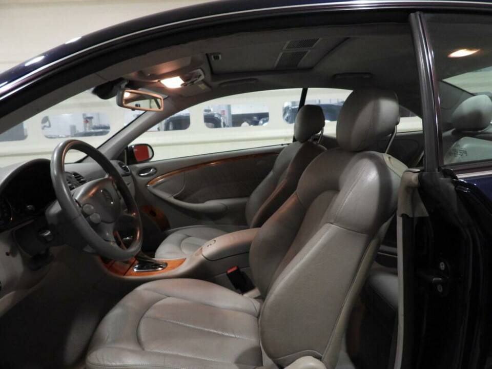 Immagine 5/15 di Mercedes-Benz CLK 320 (2002)