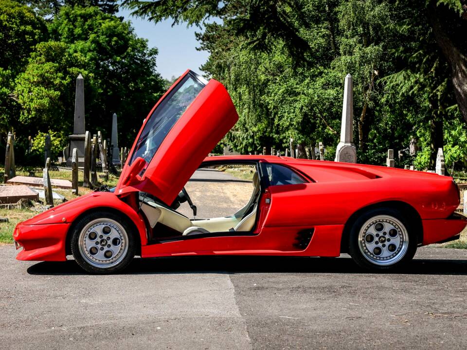Image 12/26 of Lamborghini Diablo VT (1994)
