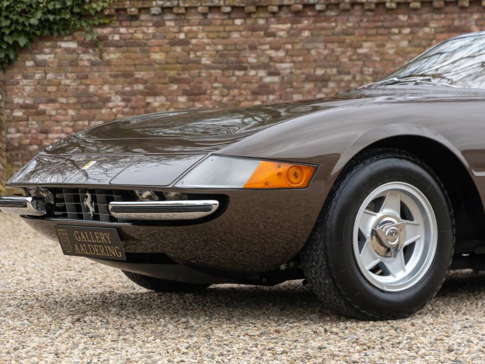 Image 33/50 de Ferrari 365 GTB/4 Daytona (1974)