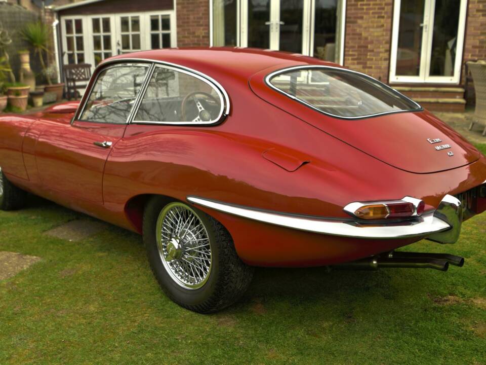 Image 11/50 de Jaguar E-Type (1968)