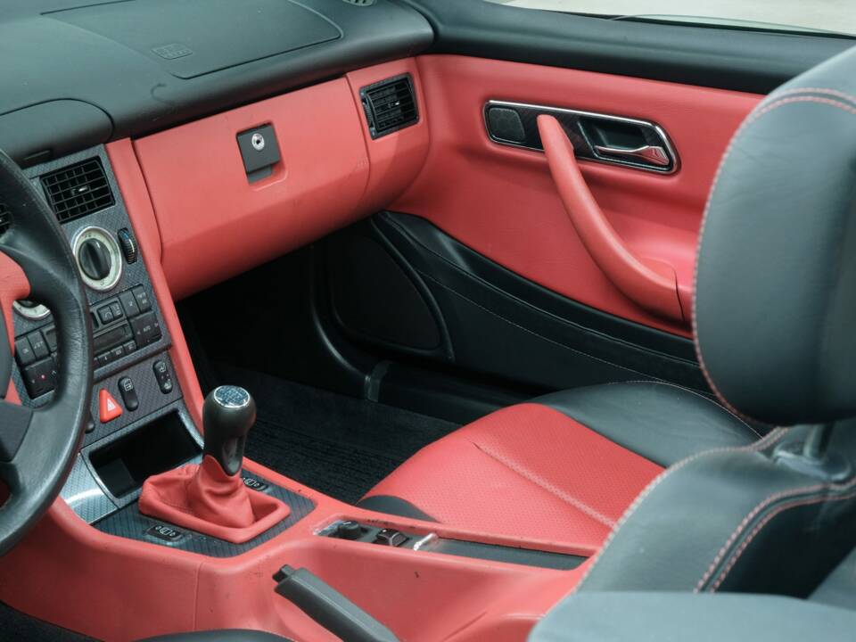 Immagine 32/50 di Mercedes-Benz SLK 230 Kompressor (1996)