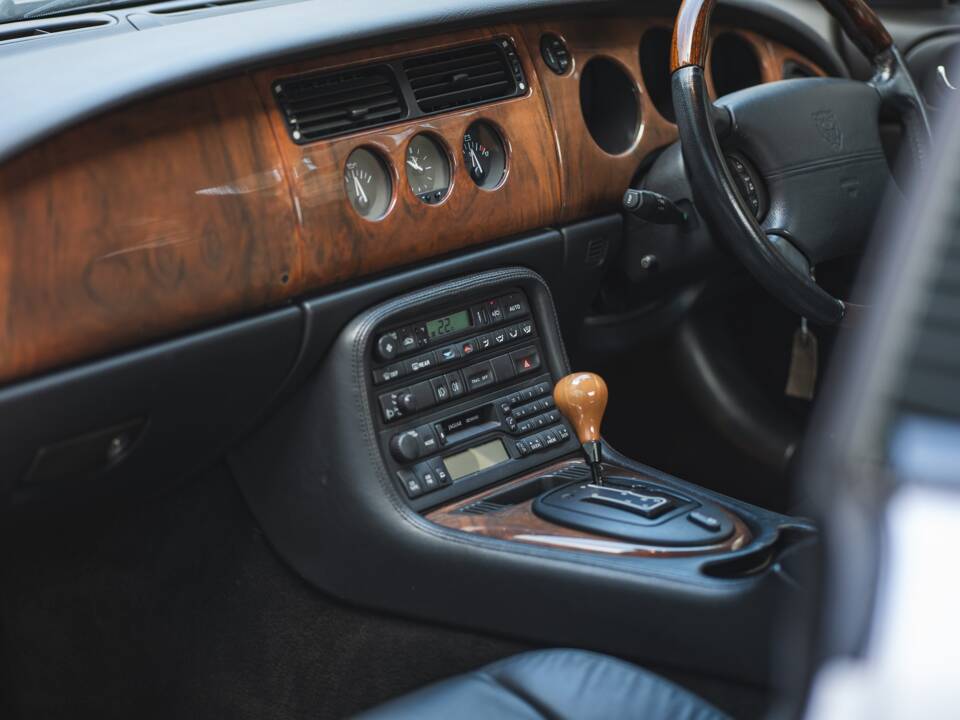 Imagen 23/50 de Jaguar XK8 4.0 (2000)