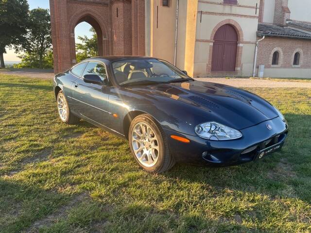 Bild 24/27 von Jaguar XKR (2001)