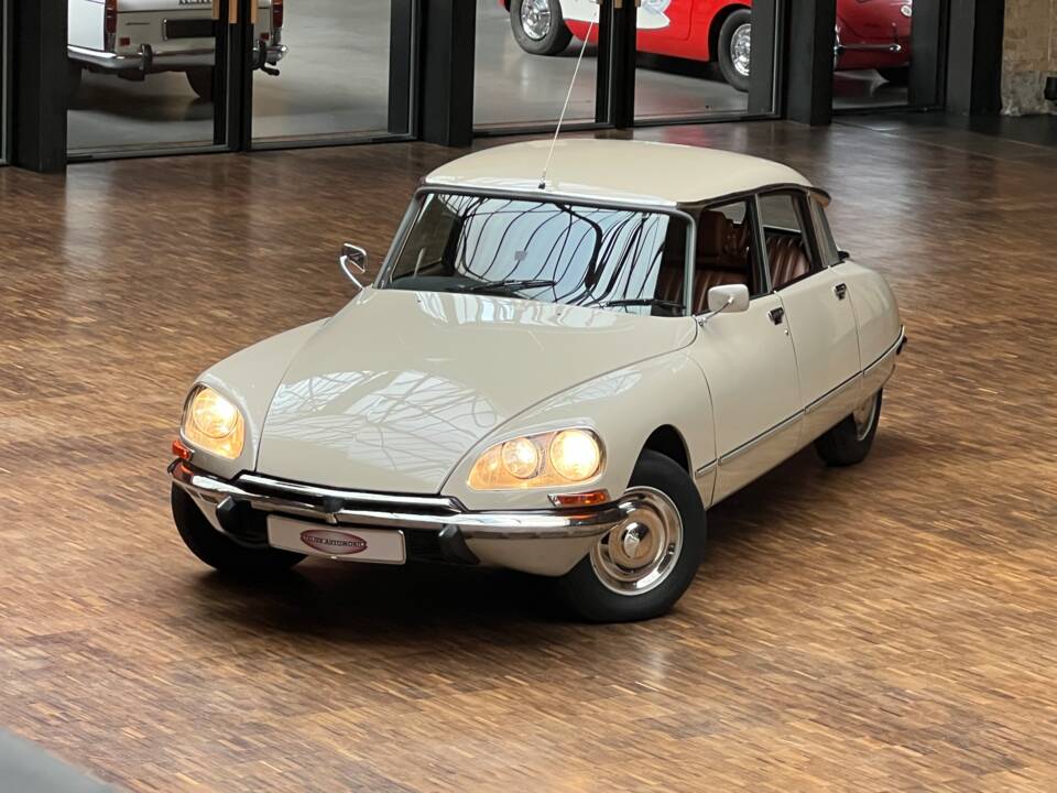 Image 2/25 of Citroën DS 20 Pallas (1972)