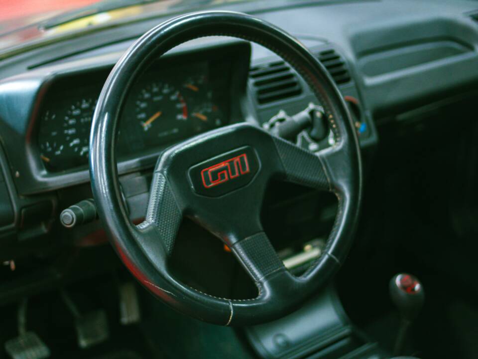 Image 18/33 of Peugeot 205 GTi 1.9 (1993)