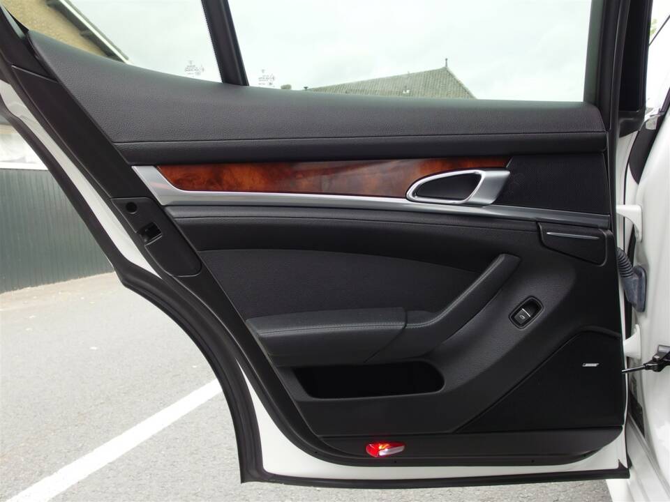 Image 66/98 of Porsche Panamera S (2010)