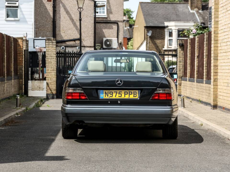 Image 8/37 of Mercedes-Benz E 320 (1995)