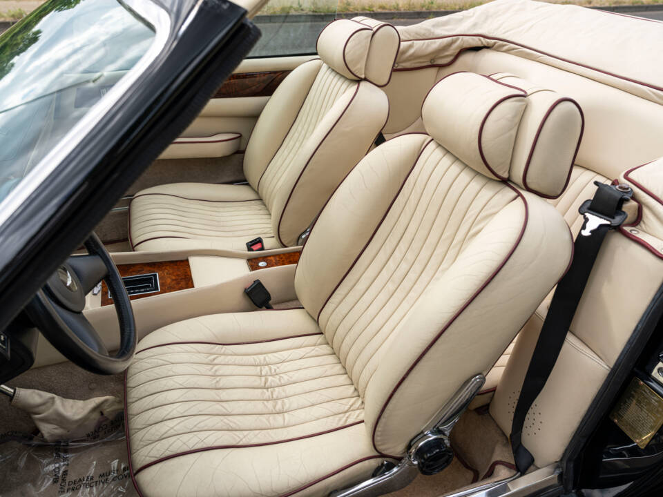 Immagine 27/32 di Aston Martin V8 Vantage Volante (1988)