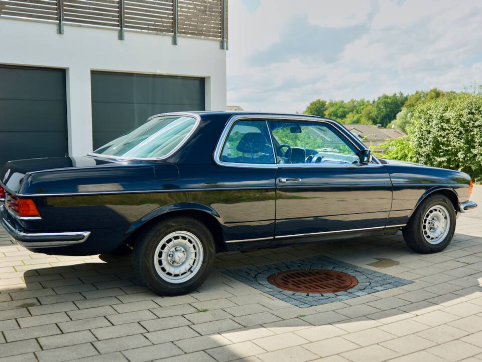 Bild 90/99 von Mercedes-Benz 230 CE (1983)