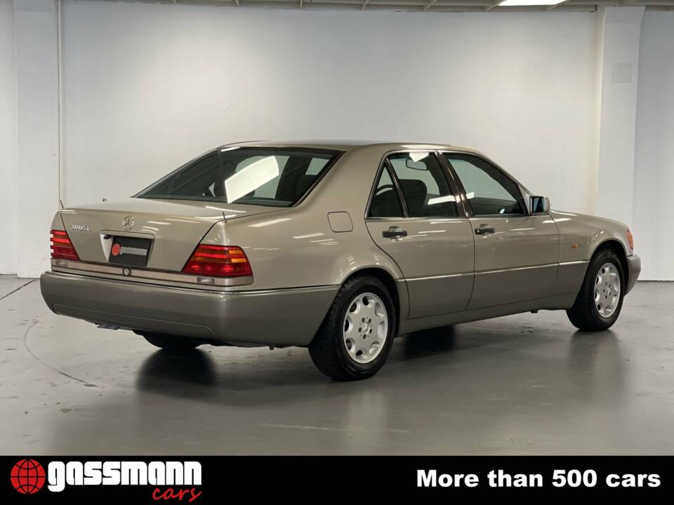 Image 8/15 of Mercedes-Benz 300 SE (1991)