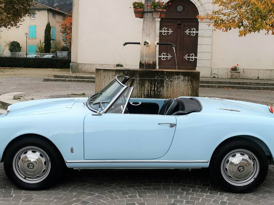 Image 4/13 of Alfa Romeo Giulia 1600 Spider Veloce (1965)