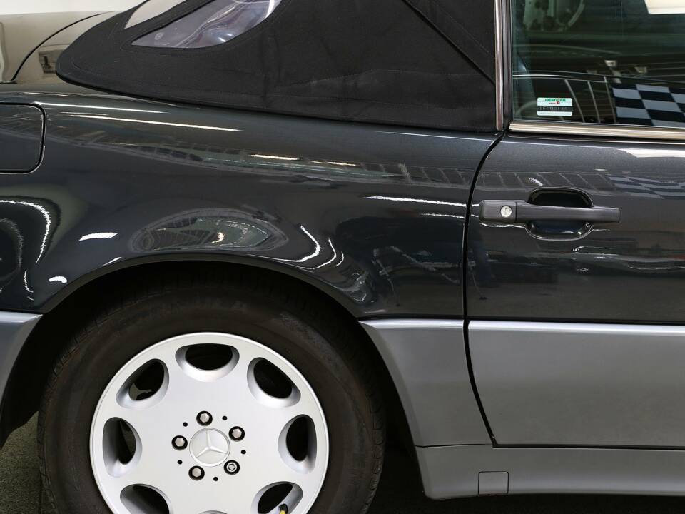 Image 28/36 of Mercedes-Benz 300 SL-24 (1993)