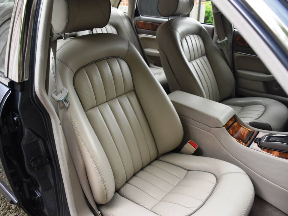 Image 31/40 of Jaguar XJ 6 4.0 Sovereign (1995)