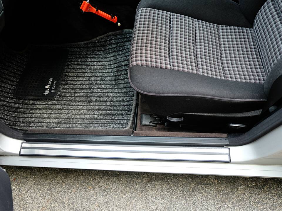 Image 32/75 of Mercedes-Benz E 280 T (1994)