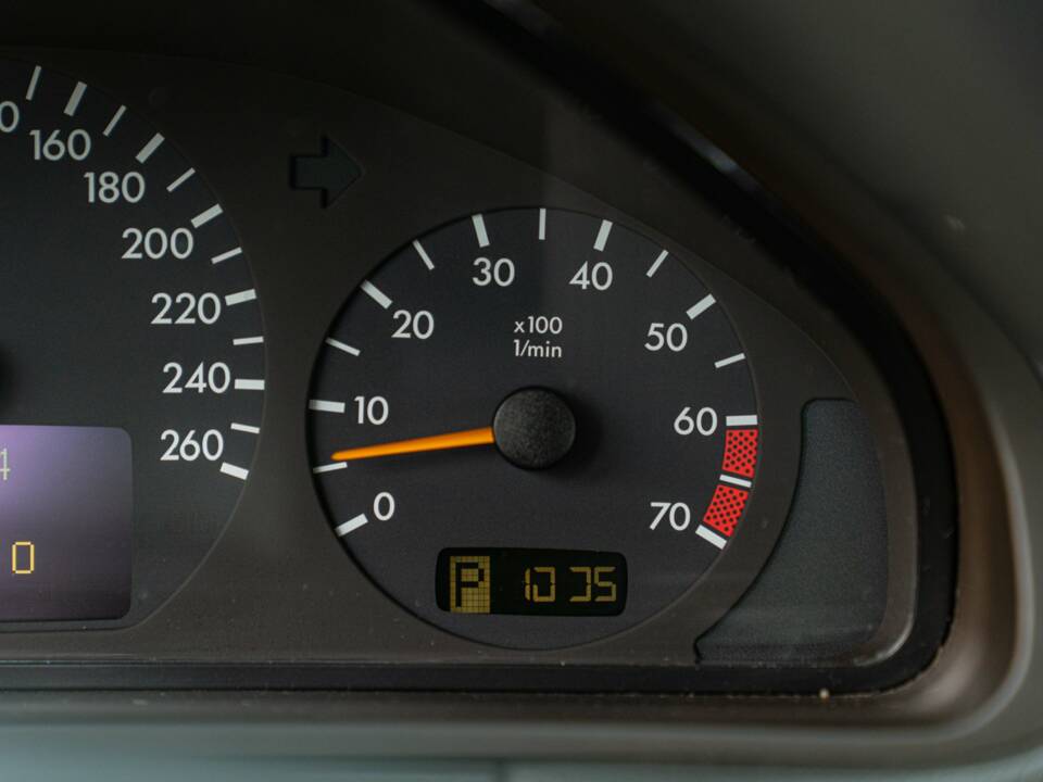 Image 49/50 of Mercedes-Benz E 430 (2000)