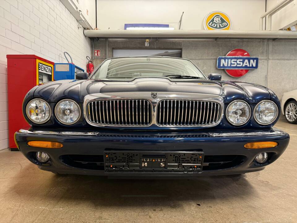 Image 3/17 of Jaguar XK8 4.2 (2000)