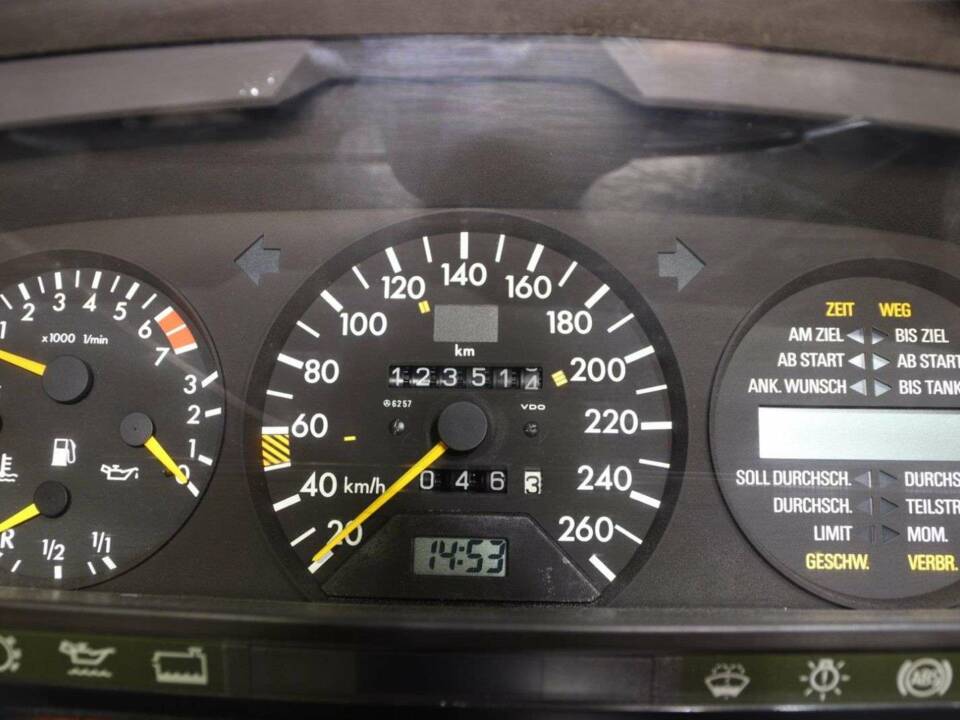 Image 13/30 of Mercedes-Benz 560 SEC (1988)