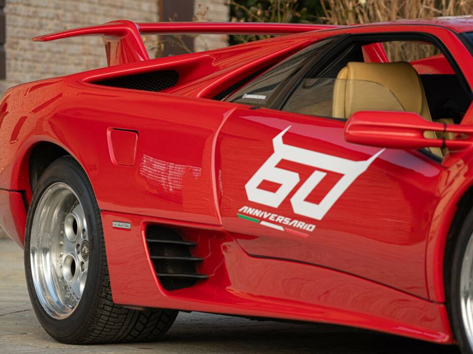 Image 21/50 of Lamborghini Diablo VT (1993)