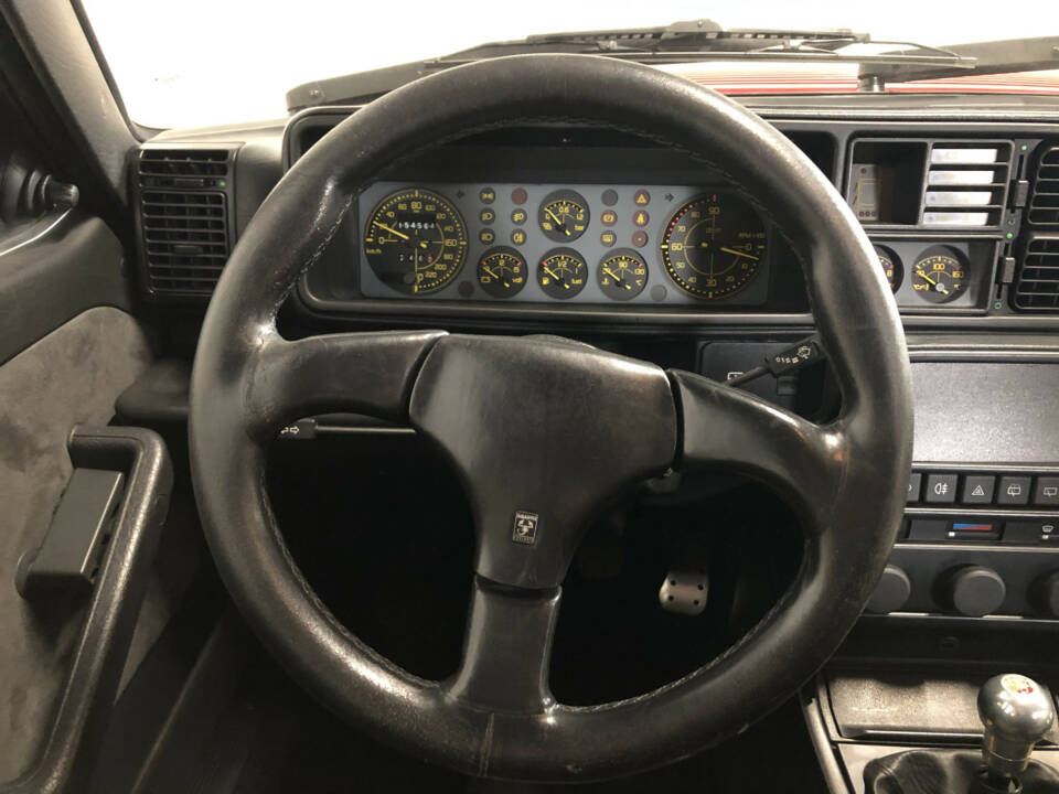 Image 24/33 of Lancia Delta HF Integrale Evoluzione I (1992)