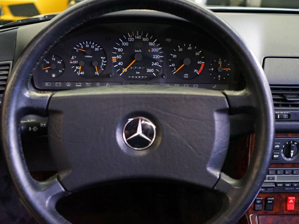 Image 26/38 of Mercedes-Benz 500 SL (1991)