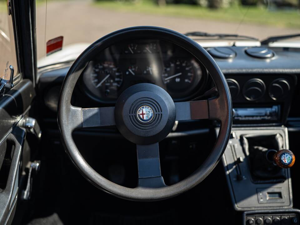 Image 29/40 of Alfa Romeo 2.0 Spider (1987)