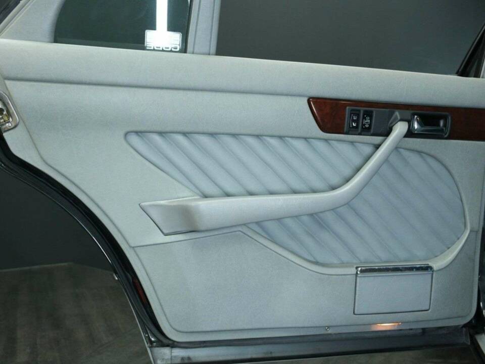 Image 22/30 of Mercedes-Benz 560 SEL (1989)