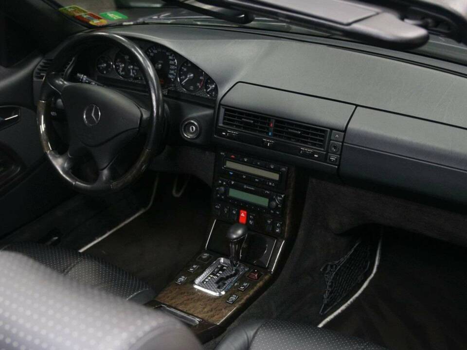 Image 31/49 of Mercedes-Benz SL 500 (2000)