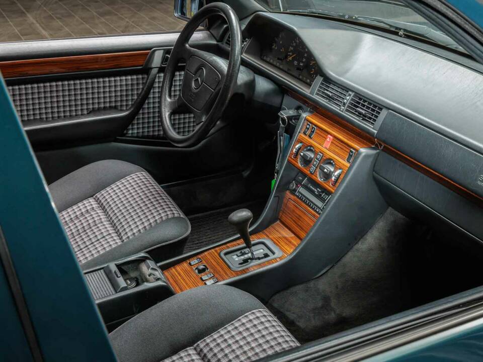 Bild 24/40 von Mercedes-Benz E 220 (1995)