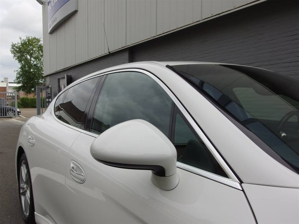 Image 27/98 of Porsche Panamera S (2010)