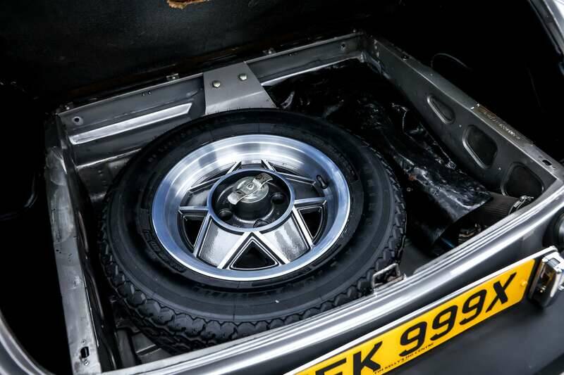 Image 19/26 of MG MGB GT V8 SEC (1981)