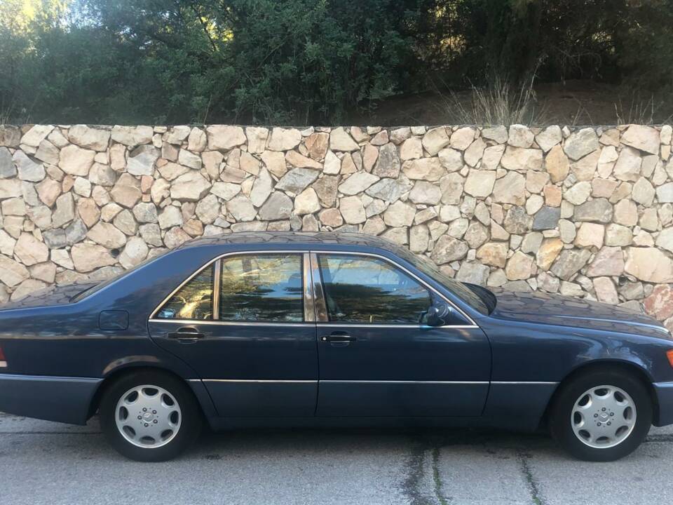 Image 22/25 of Mercedes-Benz 300 SE (1993)