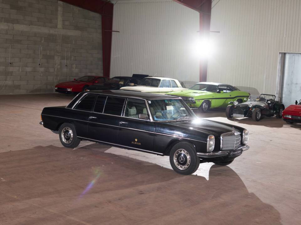 Image 6/64 of Mercedes-Benz 230/6 LWB (1976)
