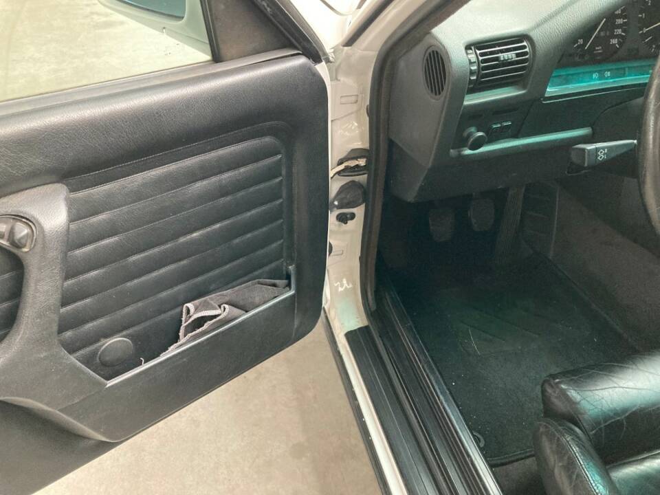 Image 12/34 de BMW 325i (1987)