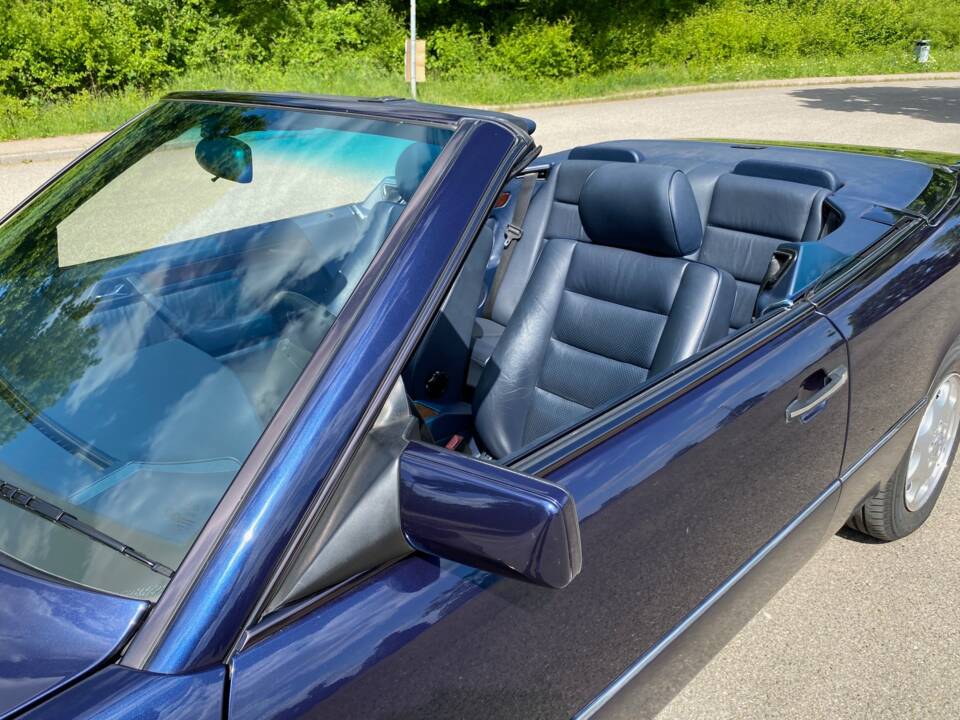 Image 13/31 of Mercedes-Benz E 220 (1994)