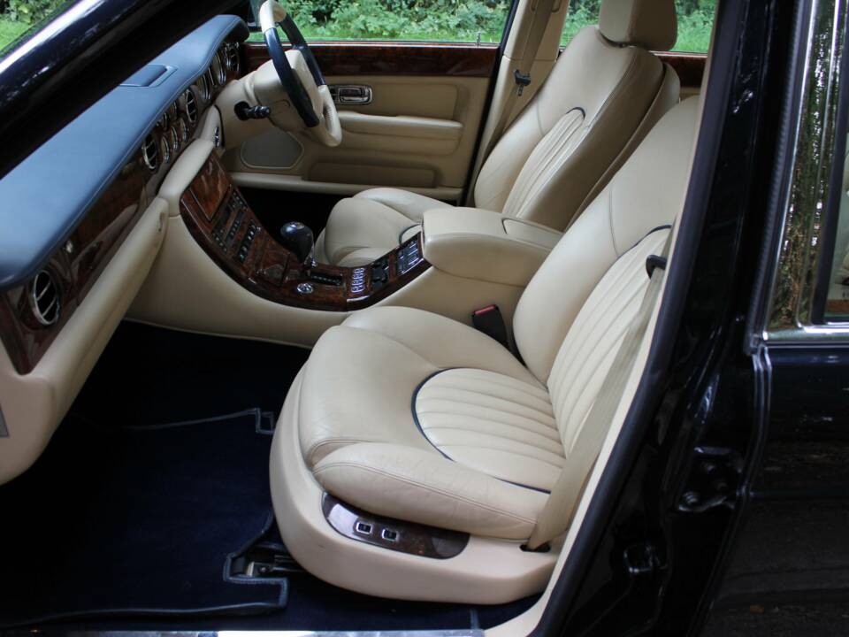 Image 12/17 de Bentley Arnage Red Label (2001)