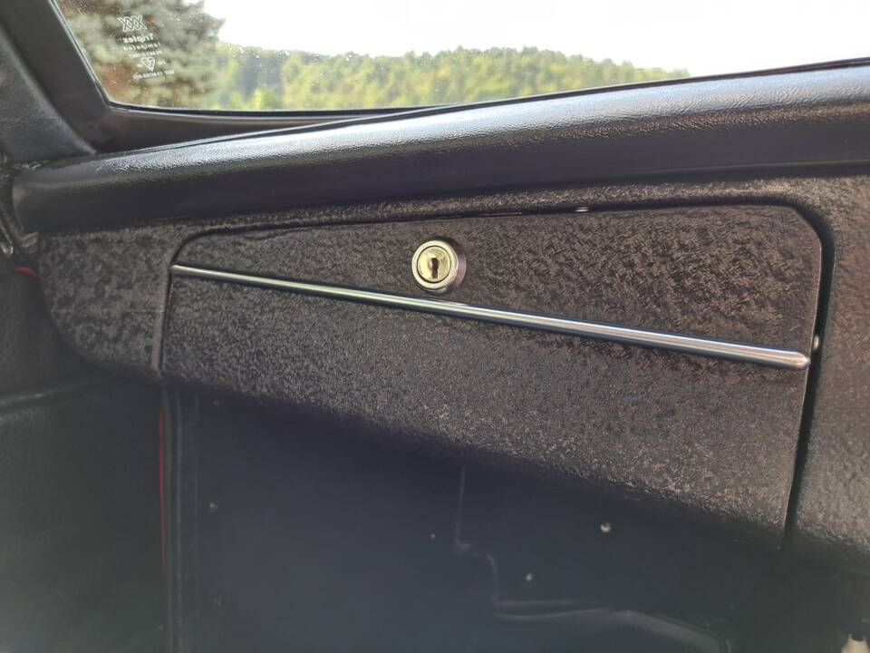 Glove box closed
