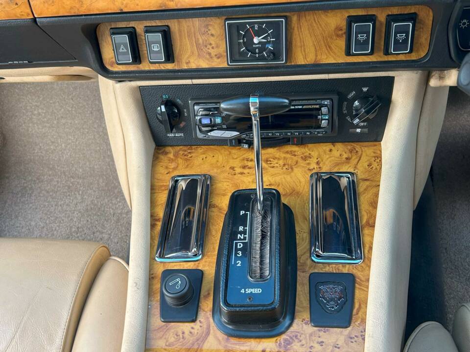 Image 13/38 de Jaguar XJ-S 3.6 (1990)