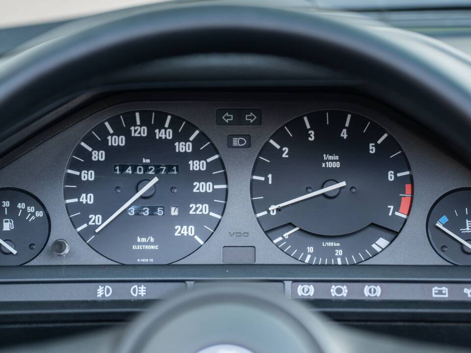 Image 30/99 of BMW 320i (1989)