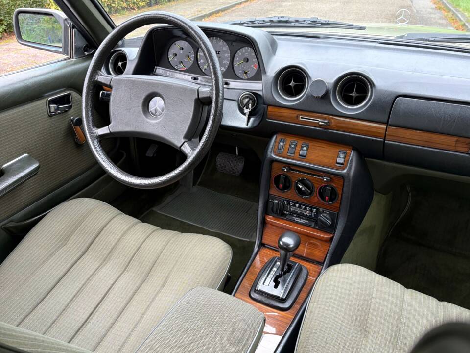 Afbeelding 7/35 van Mercedes-Benz 280 CE (1983)