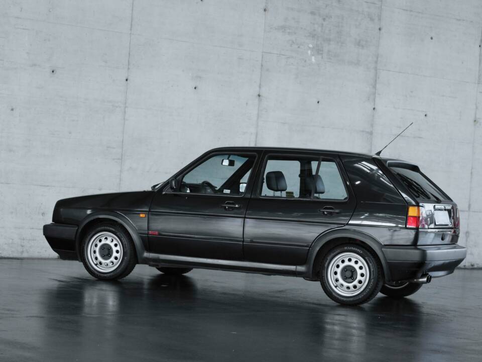 Image 9/39 of Volkswagen Golf Mk II GTi 16V 1.8 (1991)