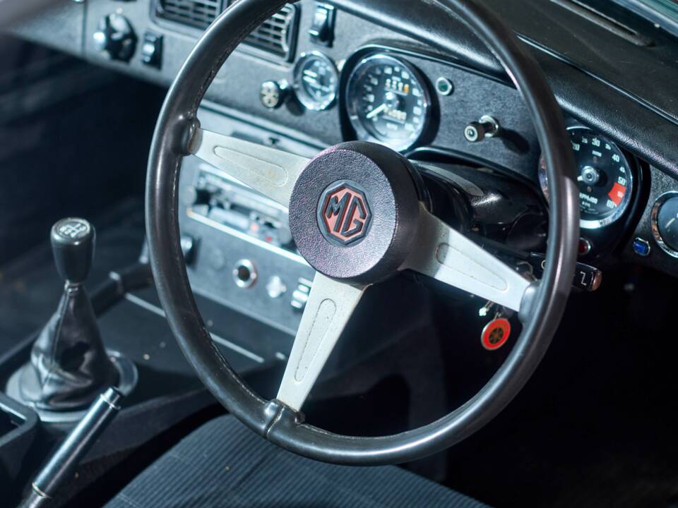 Immagine 20/29 di MG MGB GT V8 (1974)