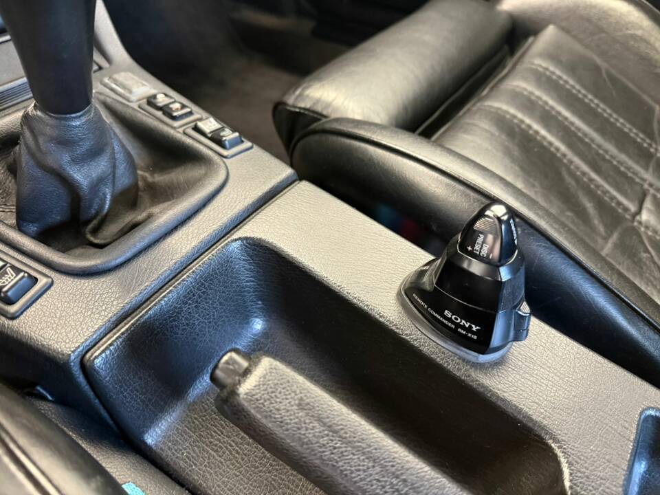 Immagine 27/50 di BMW 325i Touring (1992)