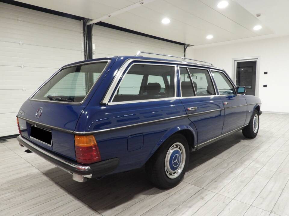 Afbeelding 4/15 van Mercedes-Benz 200 T (1983)