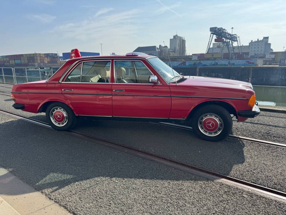 Afbeelding 12/65 van Mercedes-Benz 200 D (1982)